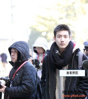 北影艺考靓男美女云集 最帅围巾男走红